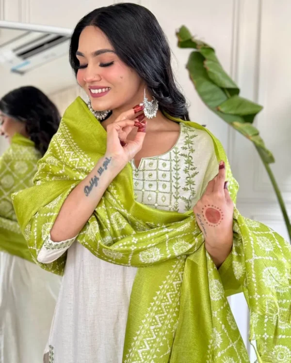 White Kurti With Green Dupatta