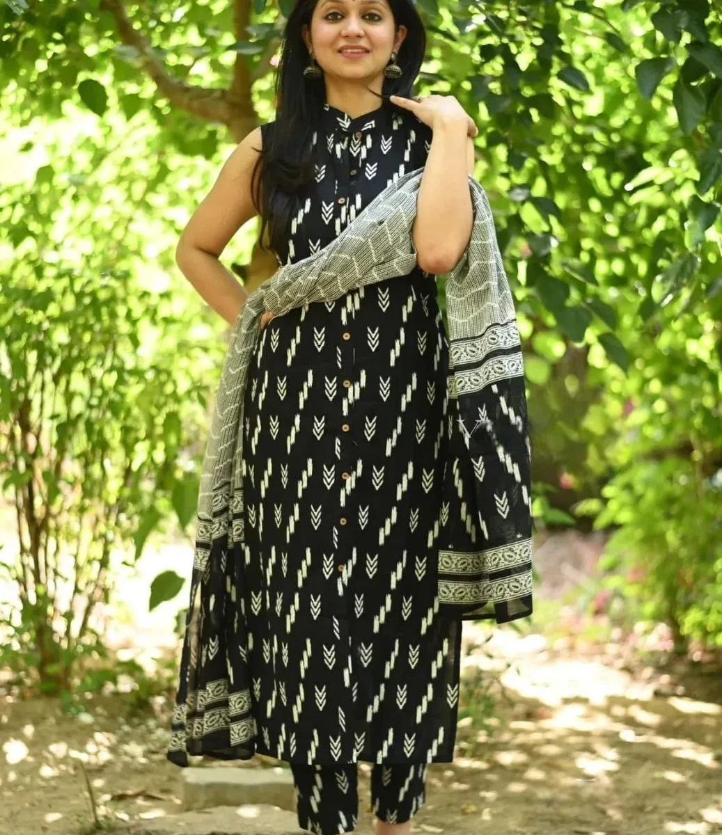 Rayon Black Sleeveless Suit Set​